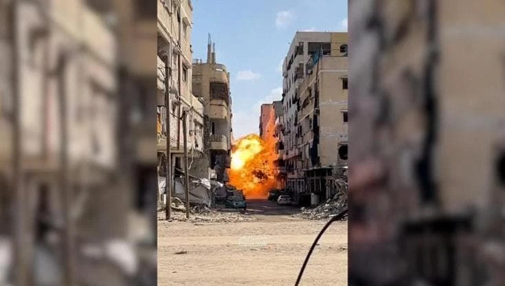 Gaza, nuovo attacco aereo israeliano: il missile distrugge una palazzina
