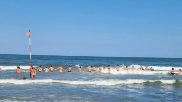 Rovigo, catena umana di bagnanti salva una bimba in balia delle onde