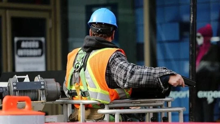 Istat, la produzione industriale scende ancora. È il 25° calo consecutivo su base annua