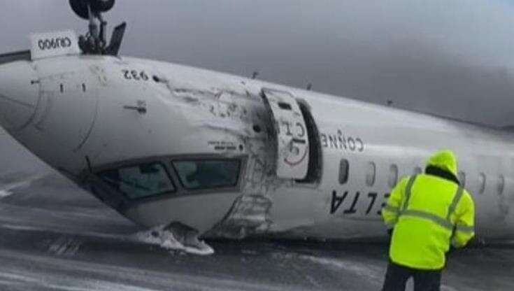 Toronto, aereo si rovescia in atterraggio: i passeggeri escono dalla carlinga