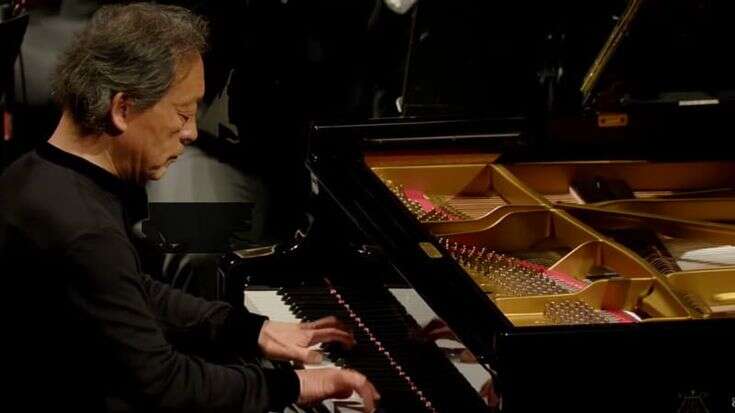 Chung sbaglia al piano durante il concerto della Filarmonica alla Scala. Si ferma, riparte e concede due bis