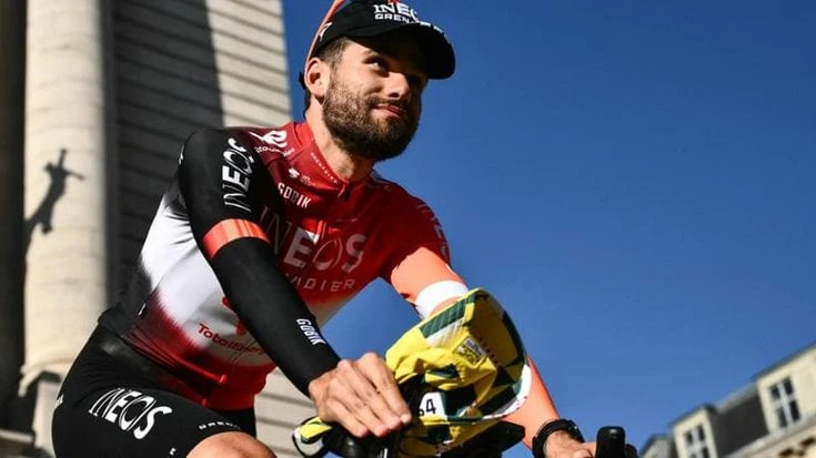 Filippo Ganna cade in curva e deve inseguire: ai -130 km dall’arrivo di Lille è solo, poi rientra