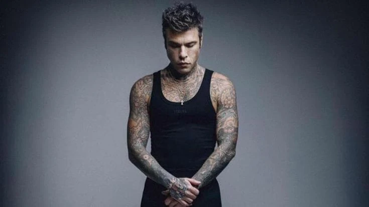 Fedez, nella nuova canzone attacca Schlein e Jannik Sinner: “Ha l’accento di Hitler”