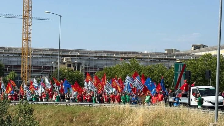 Metalmeccanici, diecimila in corteo a Bologna. Invasa la tangenziale. La questura: “Denunceremo”