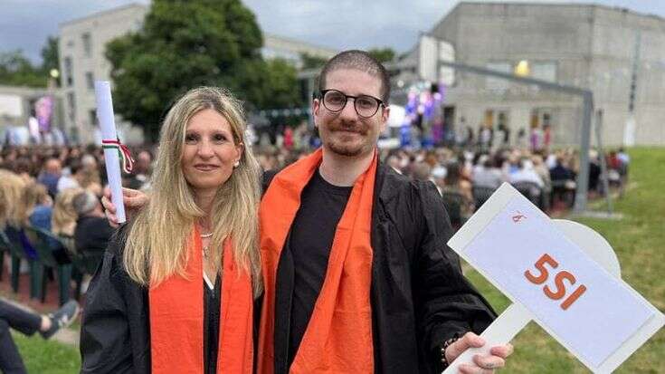 Si diploma a 51 anni nello stesso giorno di suo figlio: la vittoria di Michela e Davide tra turni in fabbrica e una lunga malattia