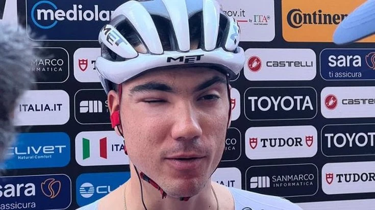 Giro, per Ayuso ritiro shock: punto da un calabrone, aveva un occhio semichiuso