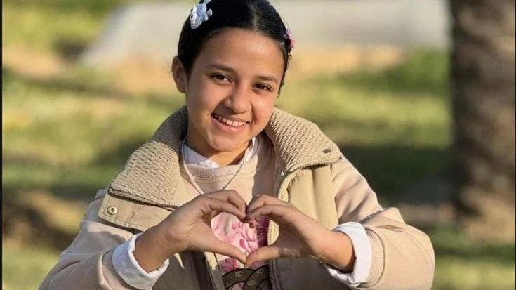 Gaza, uccisa da un raid Idf la bimba influencer che sfidava le bombe con il sorriso