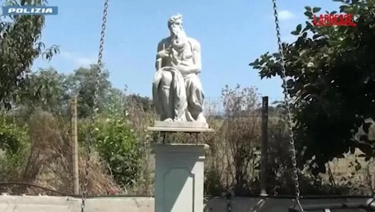 Gioia Tauro, nascondeva 30 kg di cocaina dentro la copia del Mosè di Michelangelo: arrestato