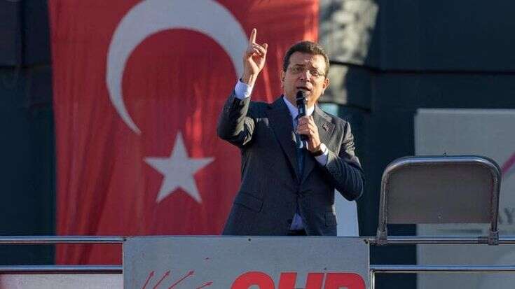 Turchia, arrestato il sindaco di Istanbul Ekrem Imamoglu: è uno dei principali avversari di Erdogan