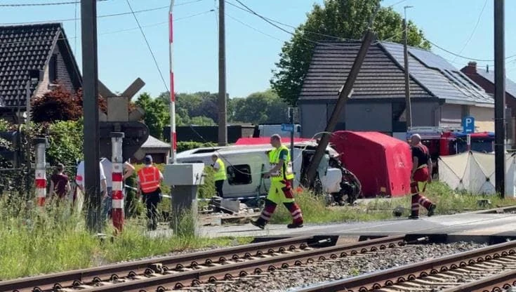 Belgio, scontro tra scuolabus e treno: i soccorsi sul luogo della tragedia