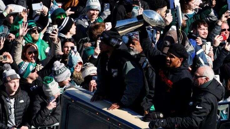 Philadelphia, in migliaia per salutare gli Eagles campioni, ovazione per Hurts con il trofeo del SB