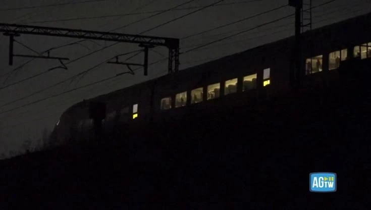 Treno Italo colpito da un fulmine nel milanese: nella notte l'intervento delle squadre tecniche
