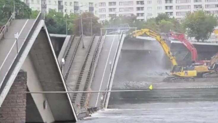 Dresda, le maxi ruspe demoliscono le parti ancora intatte del ponte crollato nel fiume