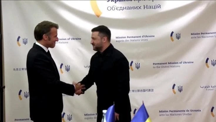 Ucraina, la battuta di Zelensky a Macron: 