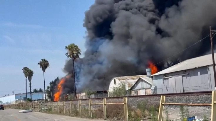 California, incendio allo stabilimento chimico: chiesto lo stato di emergenza