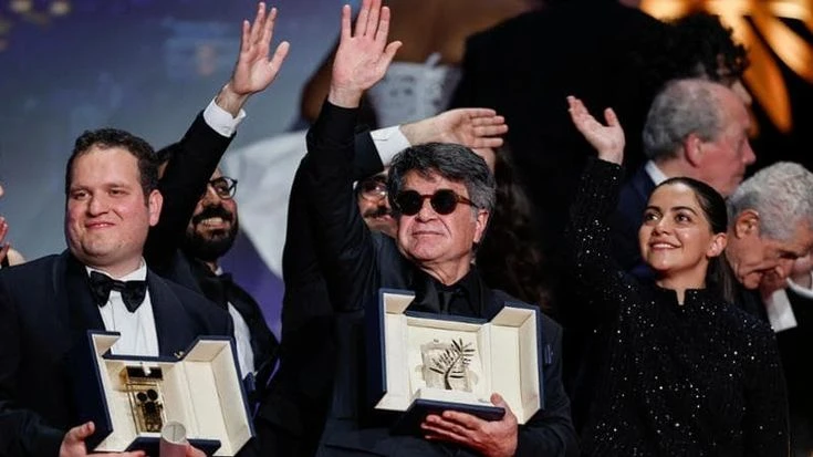 Jafar Panahi, chi è il regista dissidente perseguitato in Iran che ha vinto la Palma d’Oro a Cannes