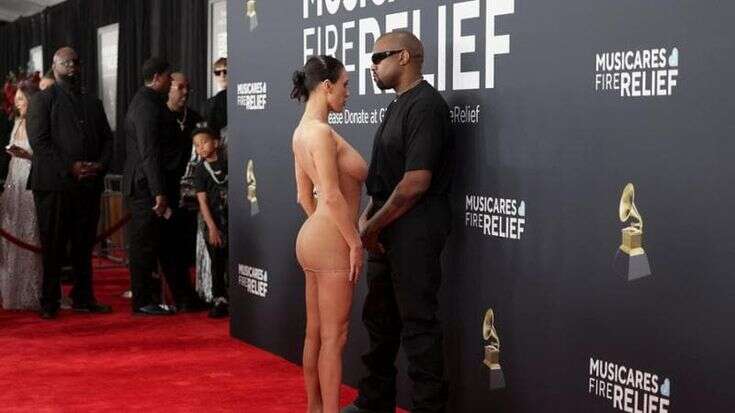 Grammy 2025, Bianca Censori, moglie di Kanye West, sfila in nude look