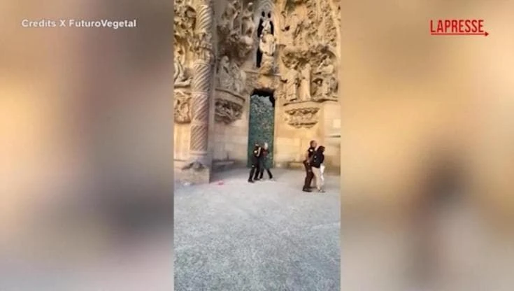 Barcellona, polvere colorata sulla Sagrada Familia: fermate due attiviste per il clima