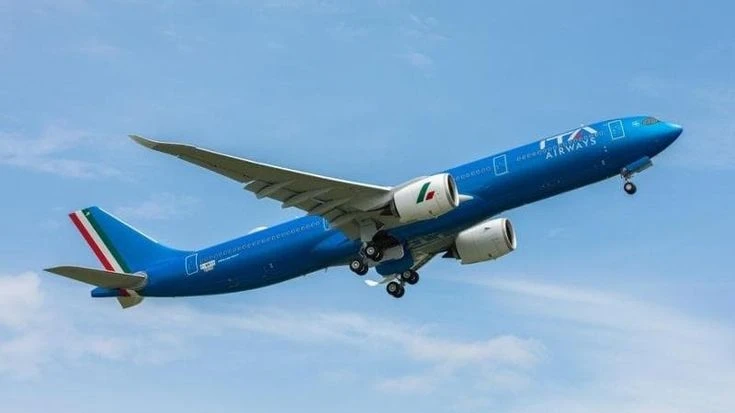 Scontro sfiorato nel cielo di Los Angeles: aereo diretto a Roma ne sfiora un altro dopo il decollo