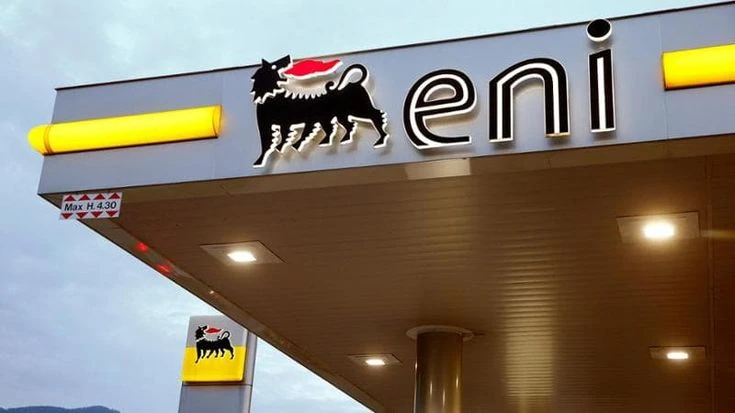 Eni, calano gli utili per mini-dollaro e prezzo del petrolio. Descalzi: “Alziamo le stime sul 2025”