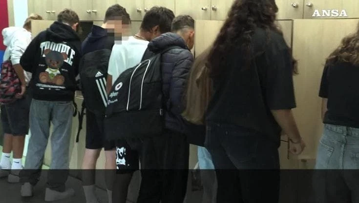 Alto Adige, suona la prima campanella: tutti a scuola tranne i cellulari