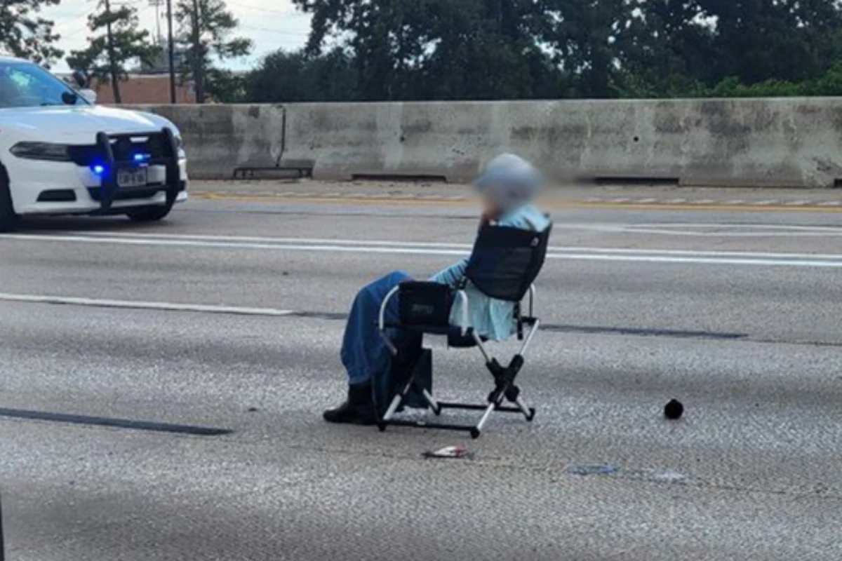 Woman pulls out a gun and a lawn chair during Texas standoff