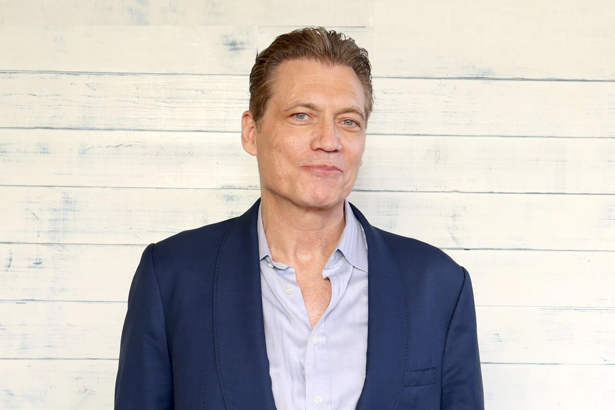 Holt McCallany: ‘I would never ever try to split the bill on a date’