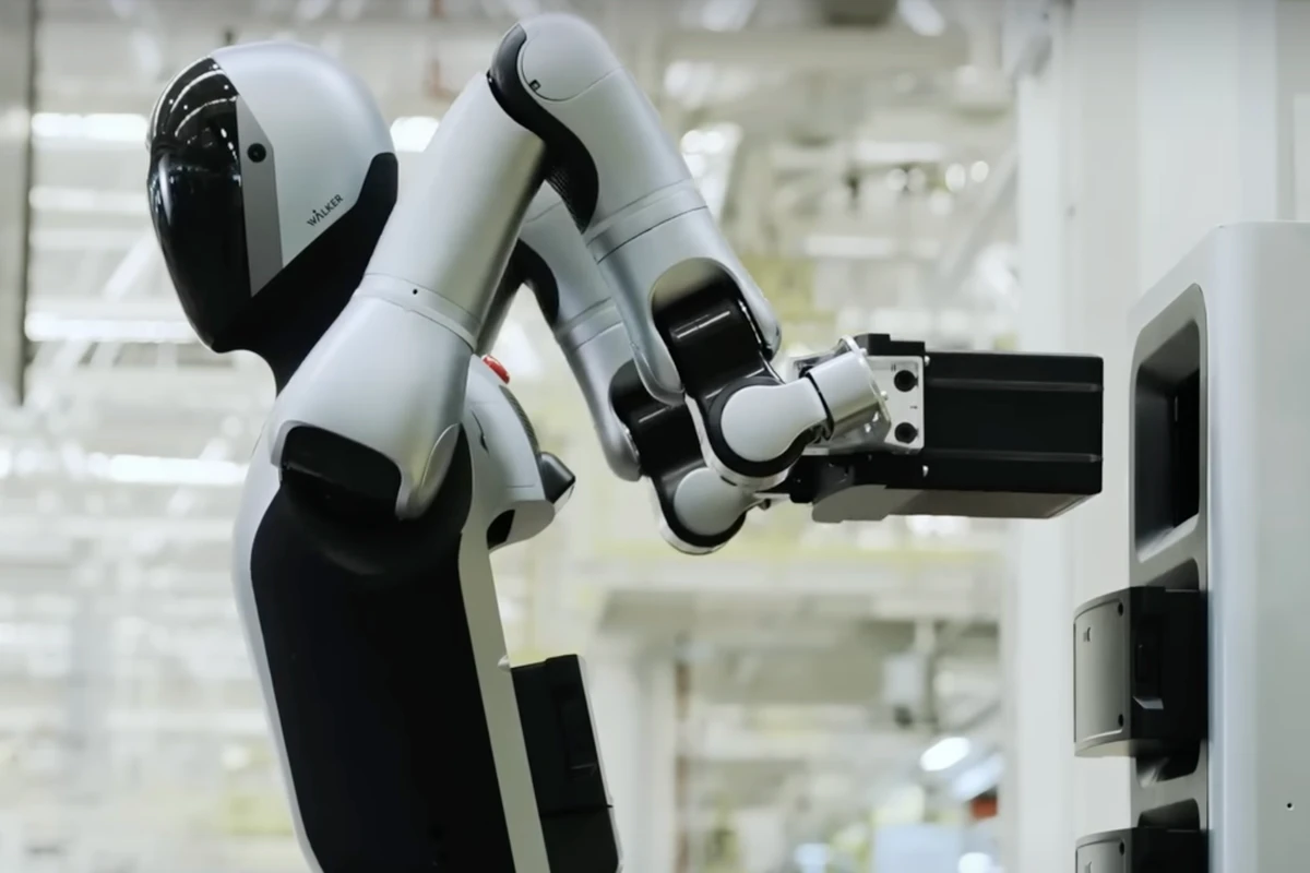 China unveils robot that runs on its own and swaps batteries by itself