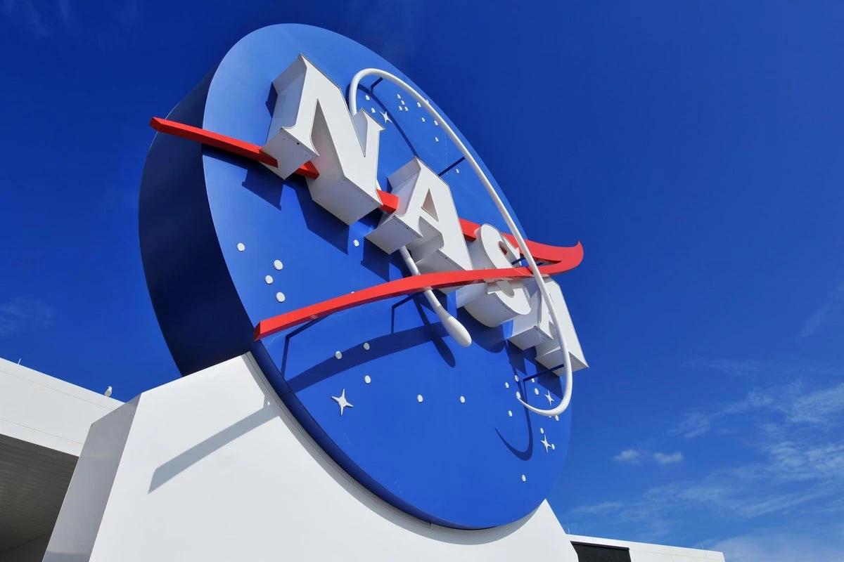 Nasa intern loses job after profanity-laced tweet