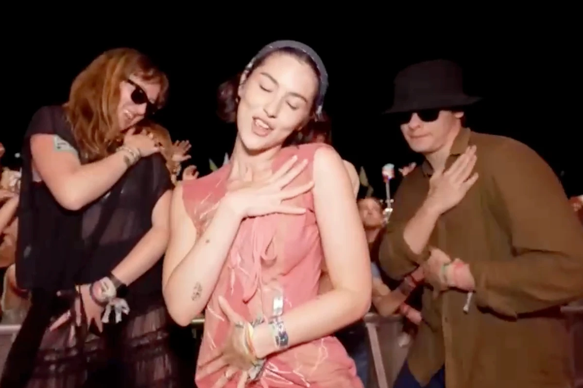 Charli XCX crowns Gracie Abrams as Glastonbury 2025 ‘Apple Girl’