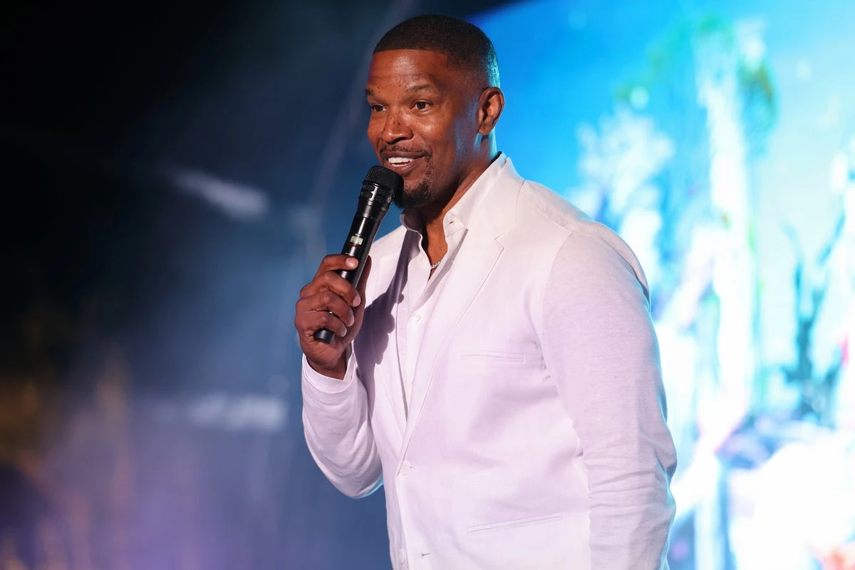 Jamie Foxx yells at fan for throwing bottle at GloRilla during party
