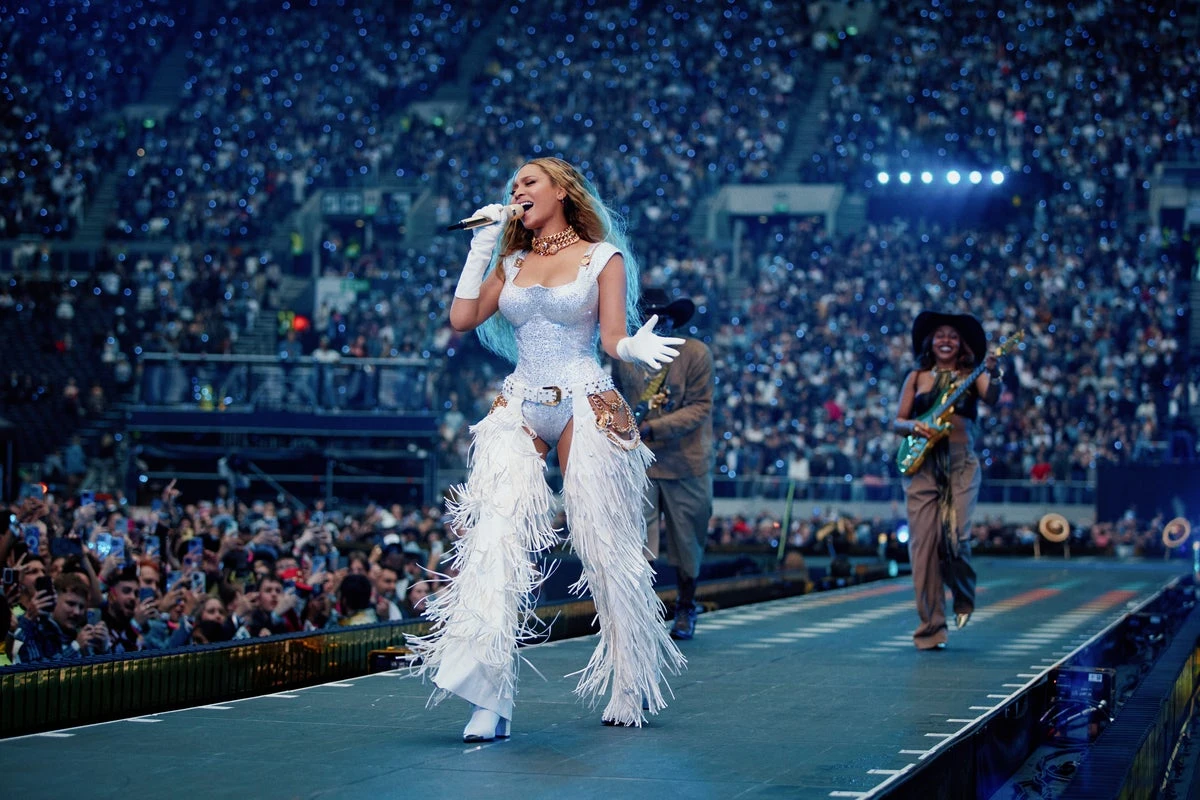 Beyoncé praised for ‘effortless’ recovery from wardrobe malfunction