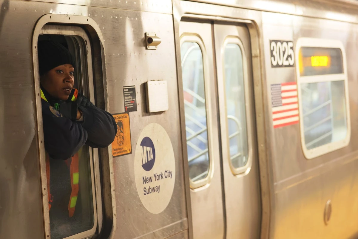Woman strangles 20-year-old commuter on NYC subway