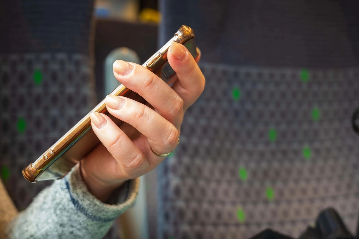 New deal will end many mobile blackspots for rail passengers, Government claims