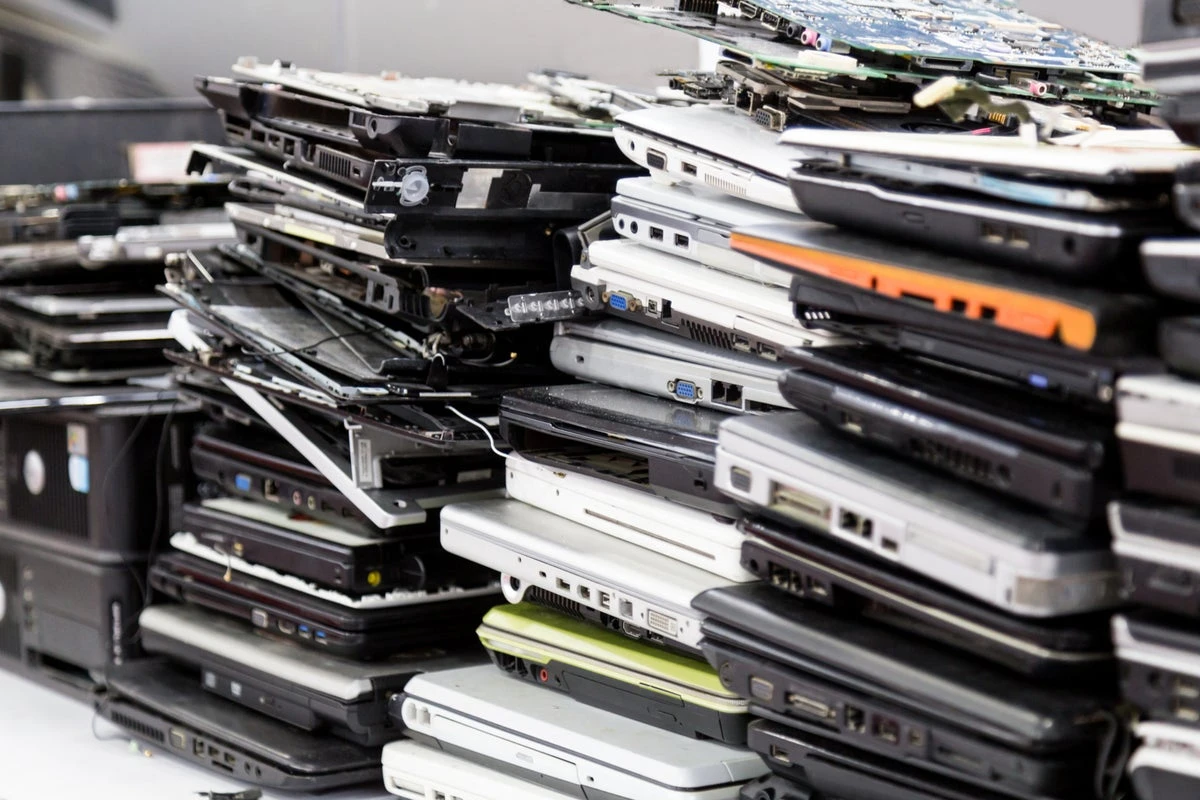 Chemists find a new way to extract gold from your old iPhone