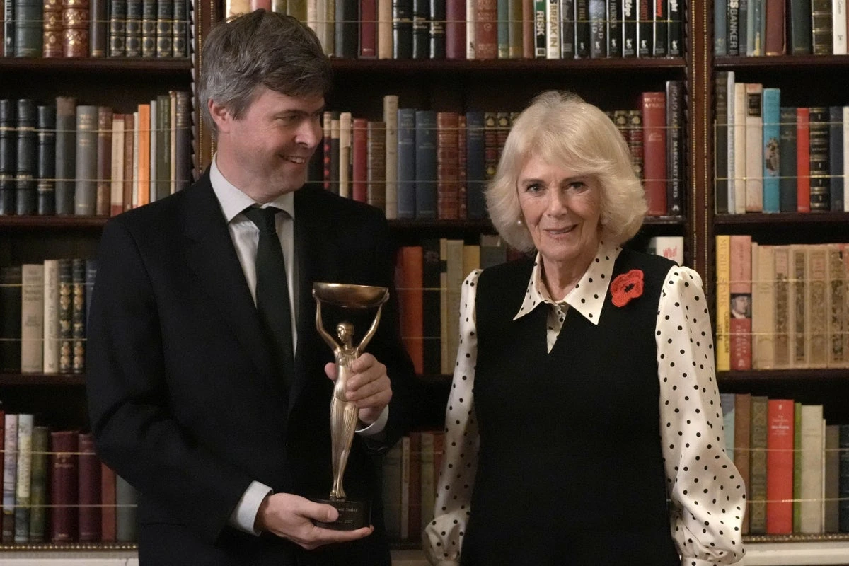 Queen hosts Booker Prize-winning author and Sex and the City star