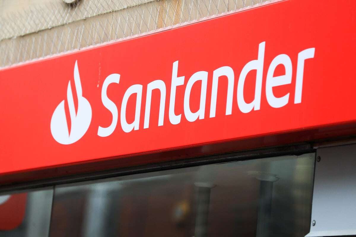 Santander breaks in run of banking outages