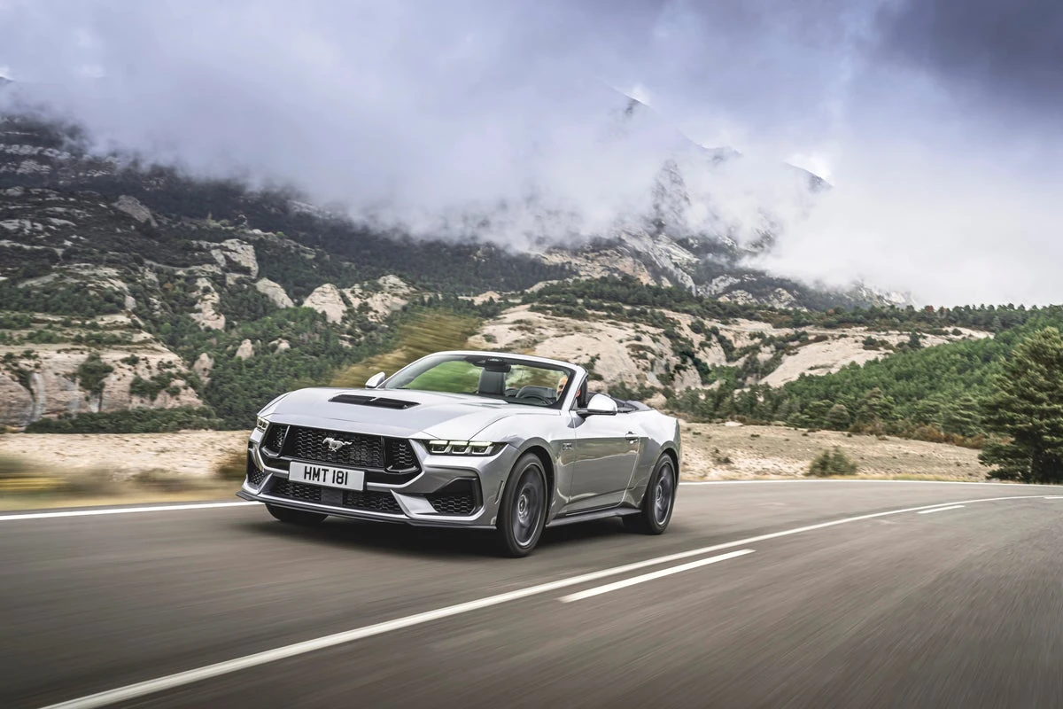 Ford Mustang GT Convertible: Rugged old flag