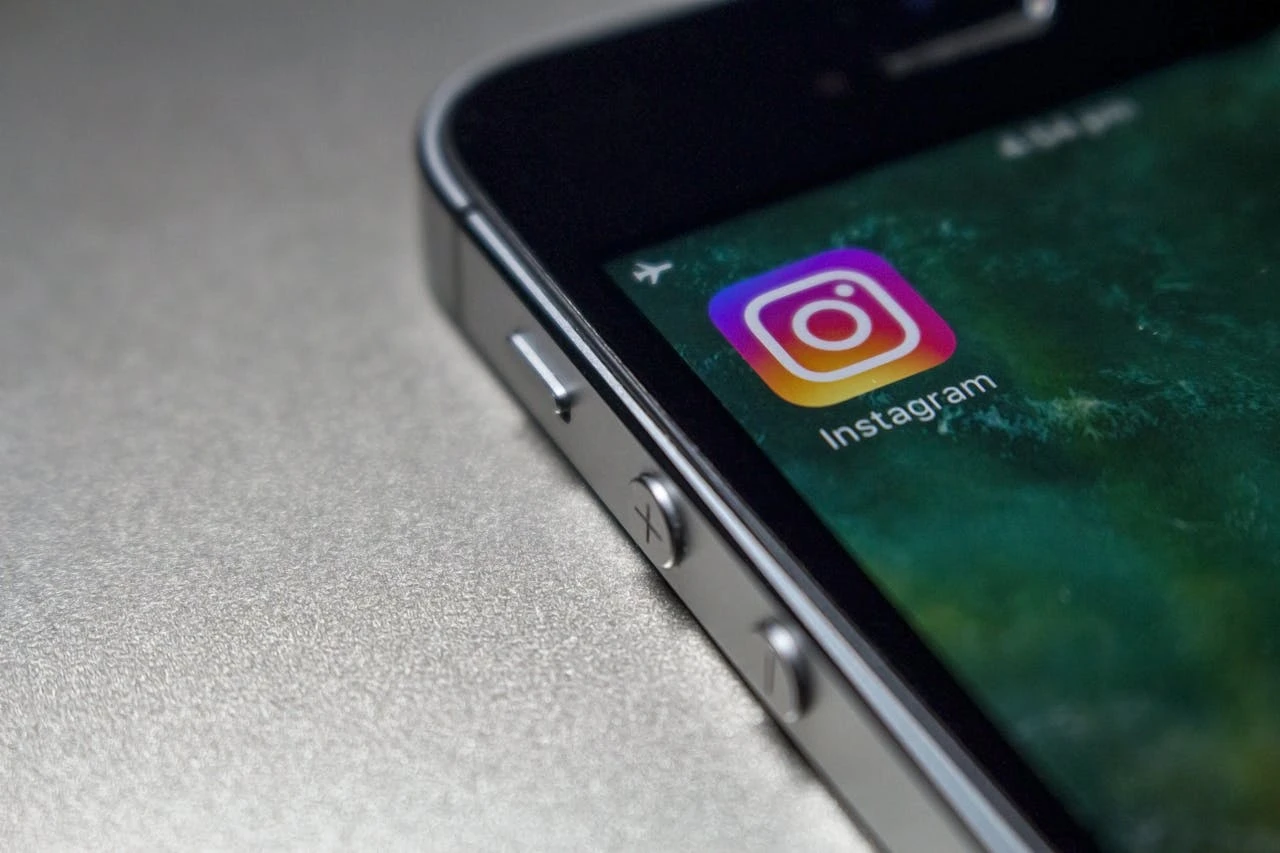 Instagram e le “nuove” regole per limitare i contenuti politici: cosa succede e come cambiare le impostazioni