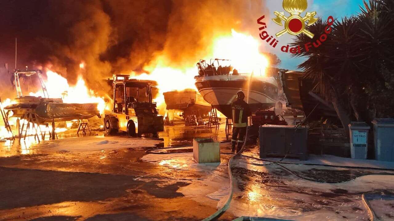 Fiumicino, incendio in un cantiere navale: decine di imbarcazioni in fiamme