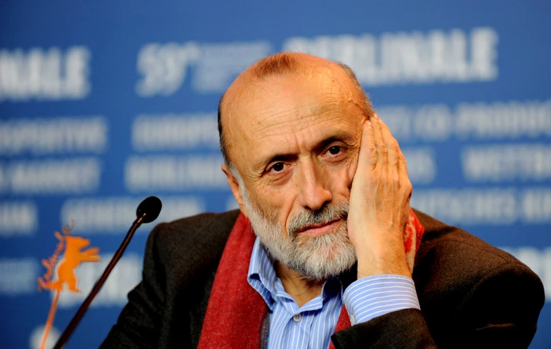 Carlo Petrini e la carne coltivata: «Ogni anno si uccidono 77 miliardi di animali, gli attuali consumi sono insostenibili»