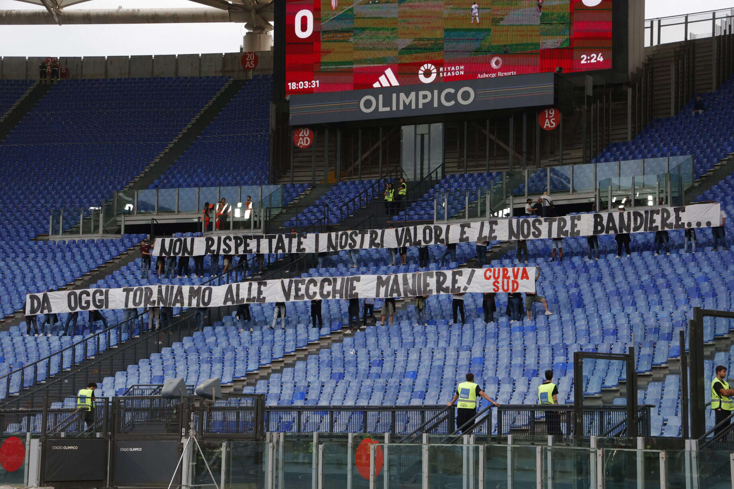 Caos Roma, protesta della Curva allo Stadio Olimpico: sciopero dei tifosi durante la partita contro l’Udinese – Il video