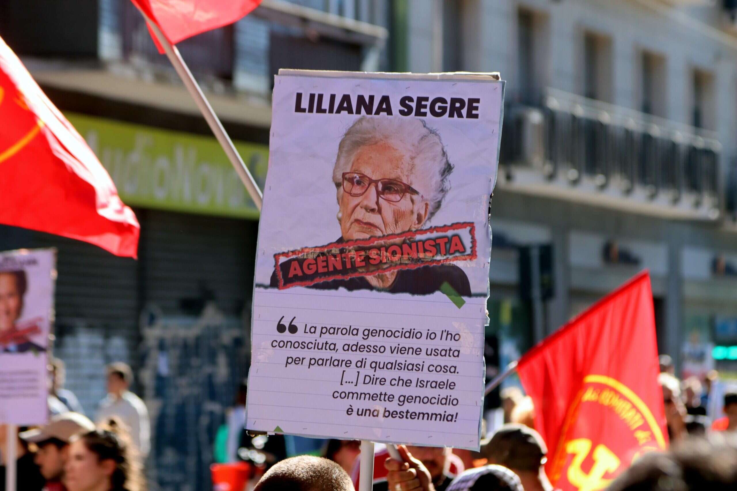 Cartelli contro Liliana Segre e minacce antisemite dal palco, la procura indaga sul corteo pro-Palestina: nel mirino anche Chef Rubio