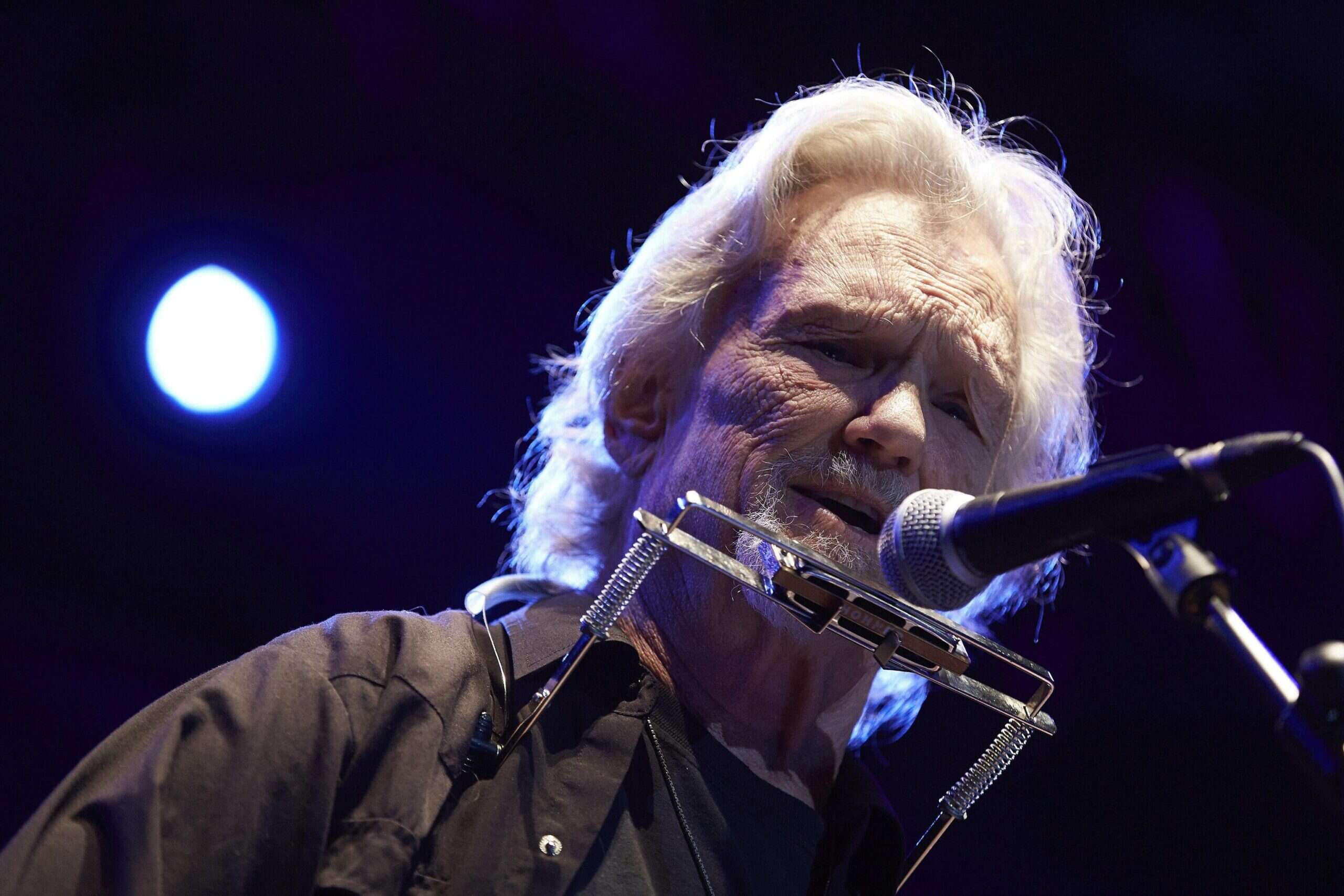 È morto Kris Kristofferson. Dalla svolta con Johnny Cash al Golden Globe per «A Star Is Born», le imprese re del country