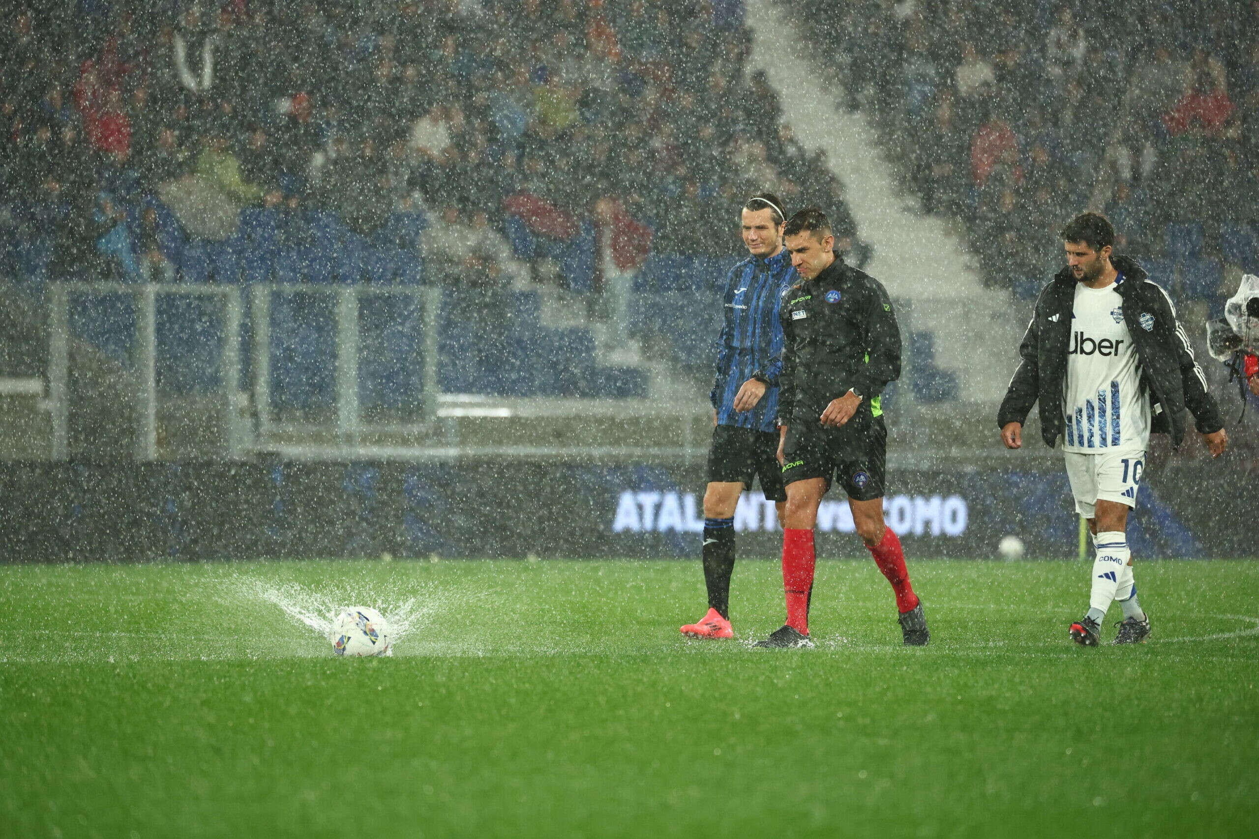 Acquazzone su Bergamo, impossibile giocare: rinviato il posticipo di Serie A Atalanta-Como – Il video