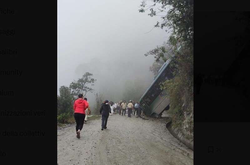 Perù, autobus con 30 turisti (tra cui italiani) rotola da un pendio a Machu Picchu – Il video