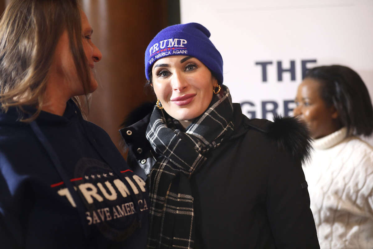 Dai post razzisti alla teoria degli immigrati mangia-gatti: chi è Laura Loomer, l’influencer di estrema destra vicina a Trump