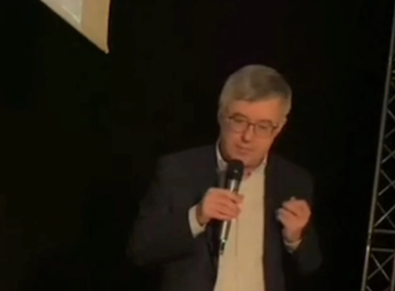 Alessandro Barbero sulle manganellate di Pisa: «Anche nelle democrazie vogliono far star zitti chi protesta troppo» – Il video