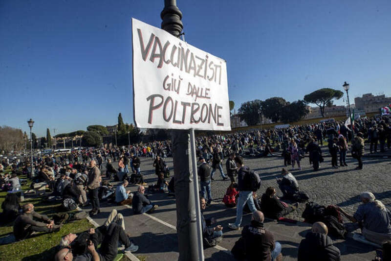 Il No-vax che ha convinto i figli che la madre era radioattiva a processo a Bergamo