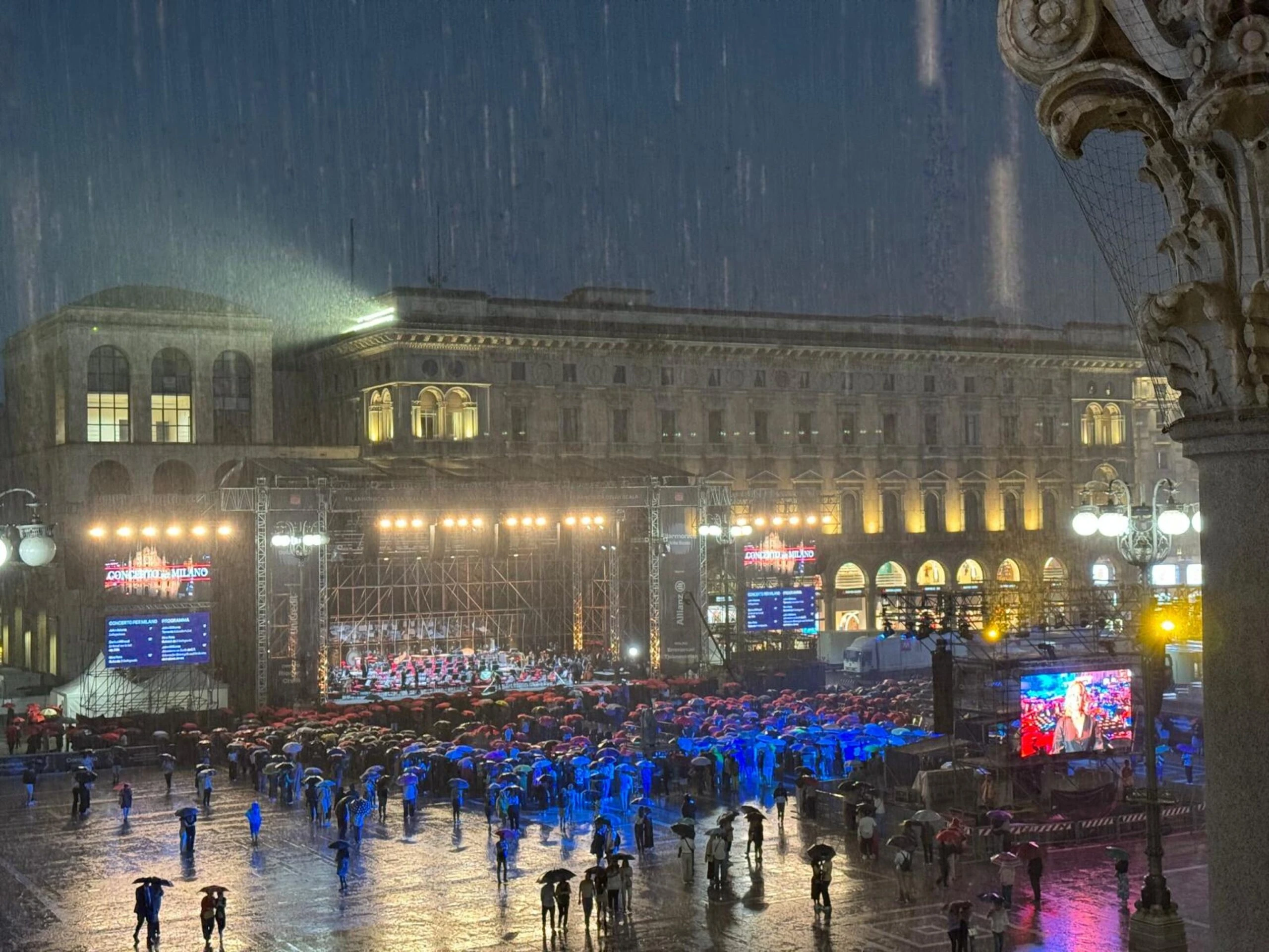 Milano, cancellato per il nubifragio il concerto della Fisarmonica della Scala in Piazza Duomo: «La prima volta in dodici edizioni»